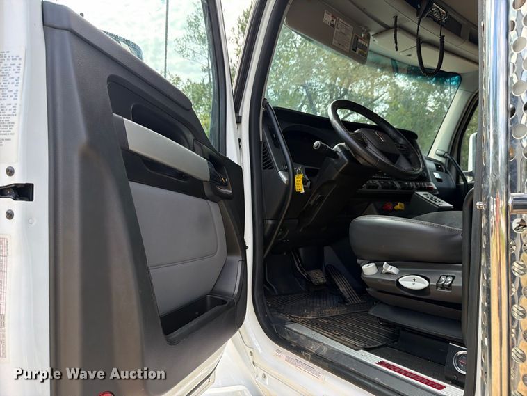 2025 Kenworth T880
