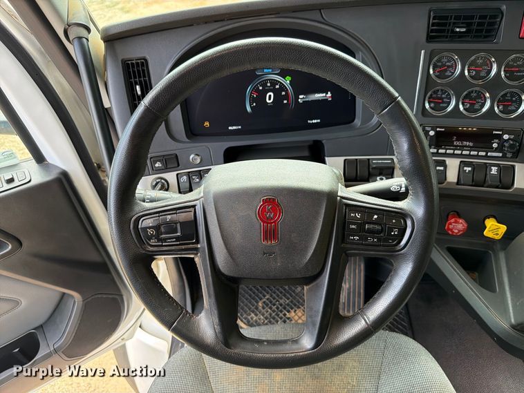 2025 Kenworth T880