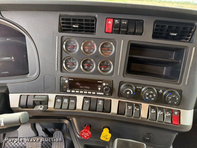 2025 Kenworth T880