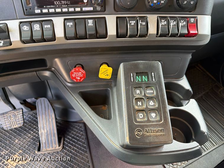 2025 Kenworth T880
