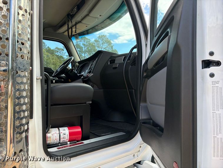 2025 Kenworth T880