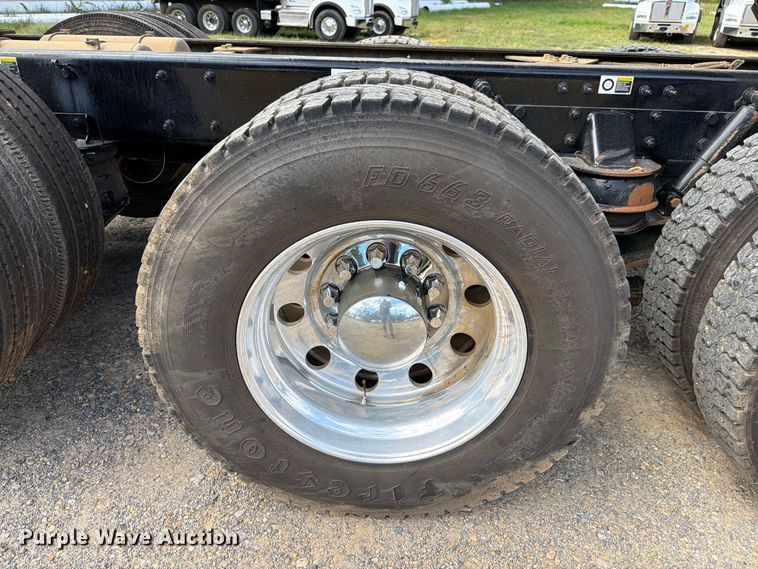 2025 Kenworth T880