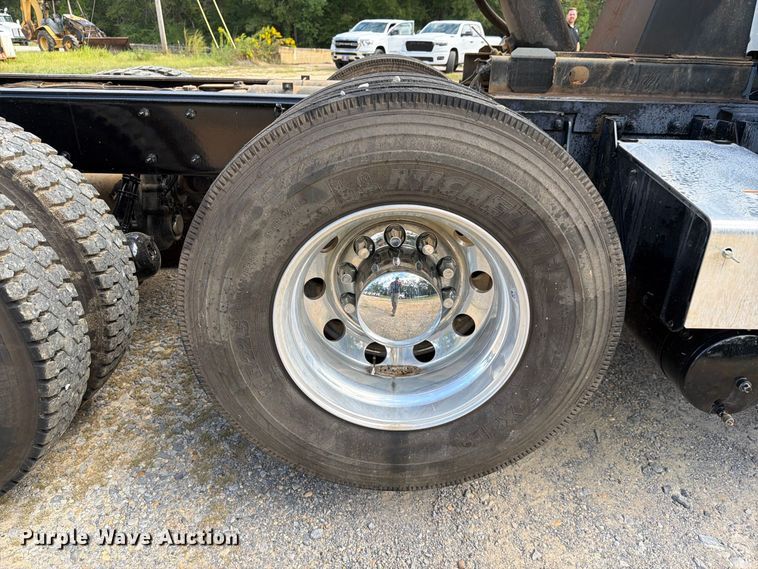2025 Kenworth T880