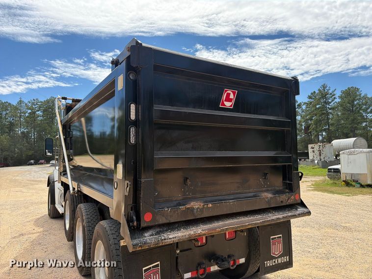 2025 Kenworth T880