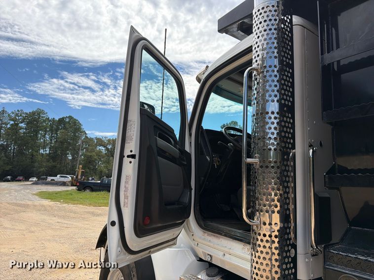 2025 Kenworth T880
