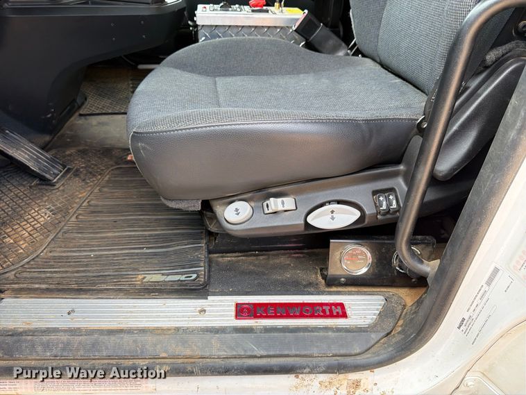 2025 Kenworth T880