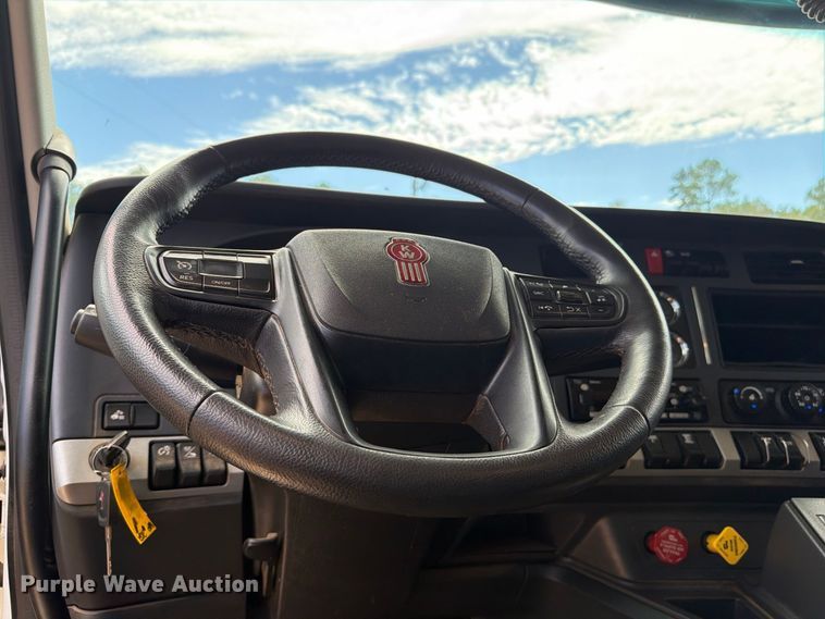 2025 Kenworth T880