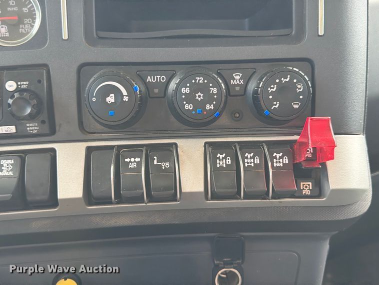 2025 Kenworth T880