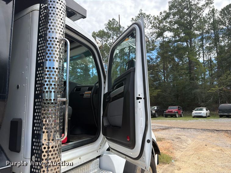 2025 Kenworth T880