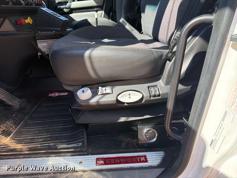 image for item ZA0842 2025 Kenworth T880 dump truck