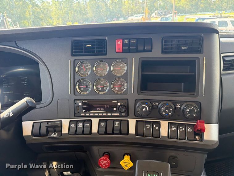 image for item ZA0842 2025 Kenworth T880 dump truck