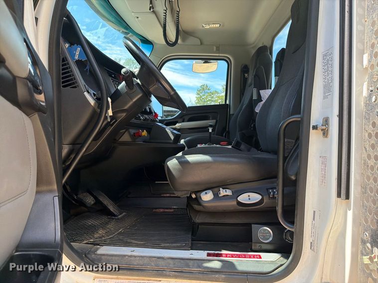 image for item ZA0843 2025 Kenworth T880 dump truck