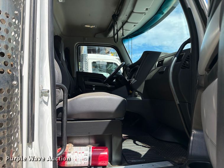 image for item ZA0845 2025 Kenworth T880 dump truck