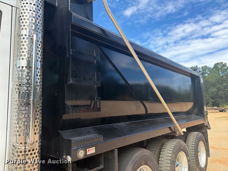 2025 Kenworth T880