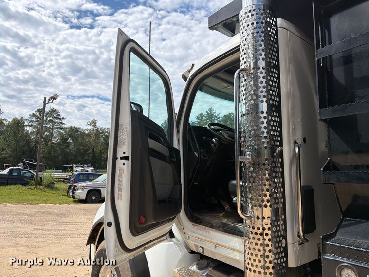 2025 Kenworth T880