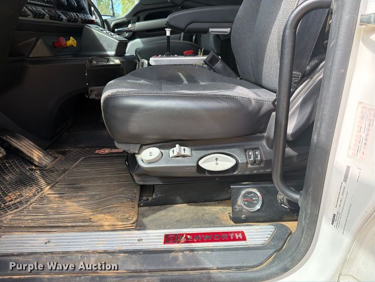 2025 Kenworth T880