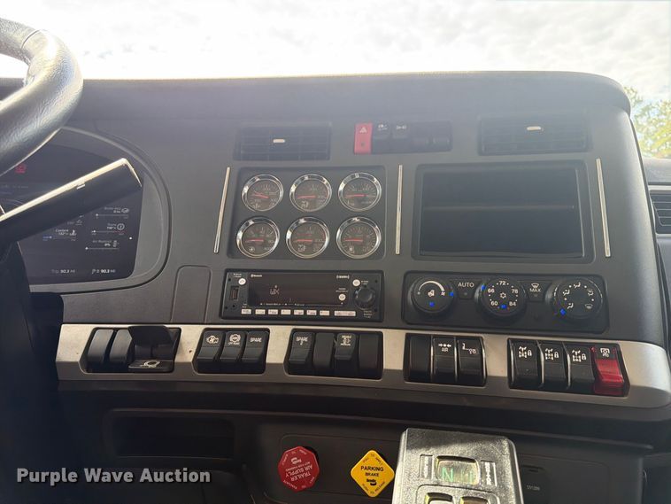 2025 Kenworth T880