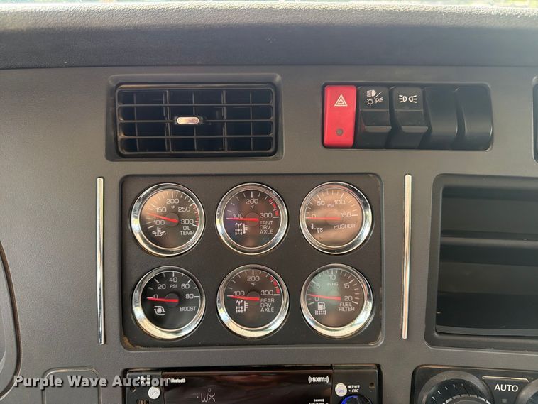 2025 Kenworth T880