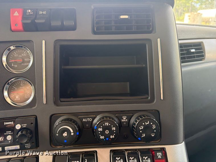2025 Kenworth T880