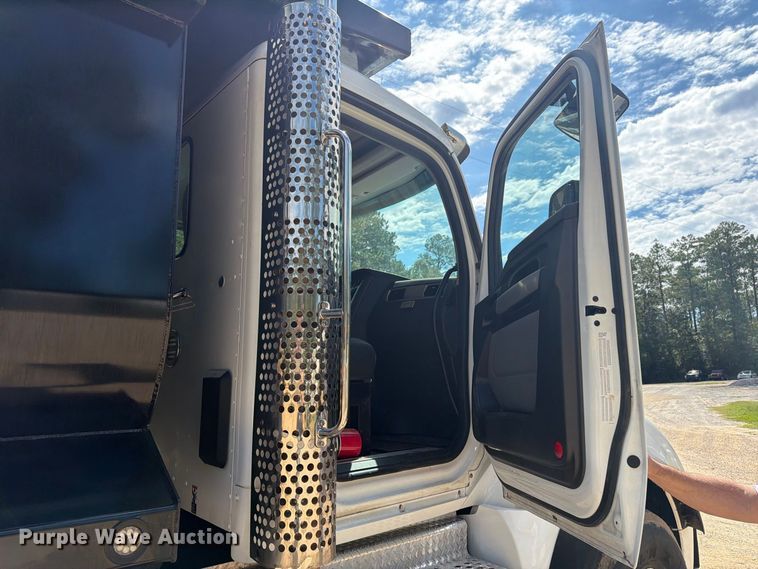 2025 Kenworth T880