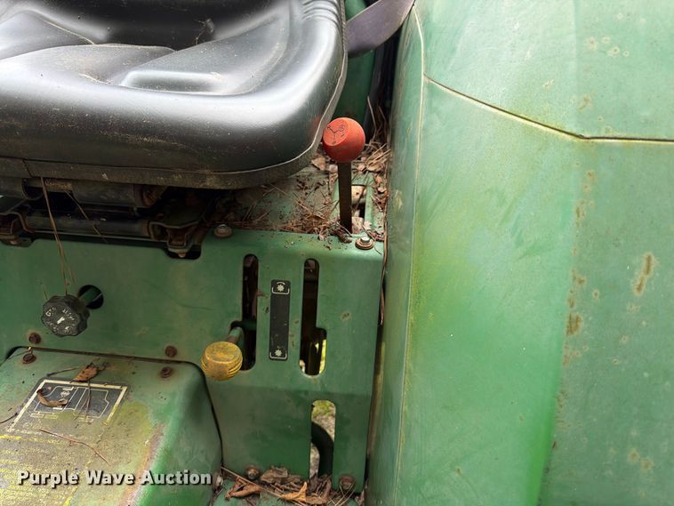 image for item DT2943 1990 John Deere 870 tractor