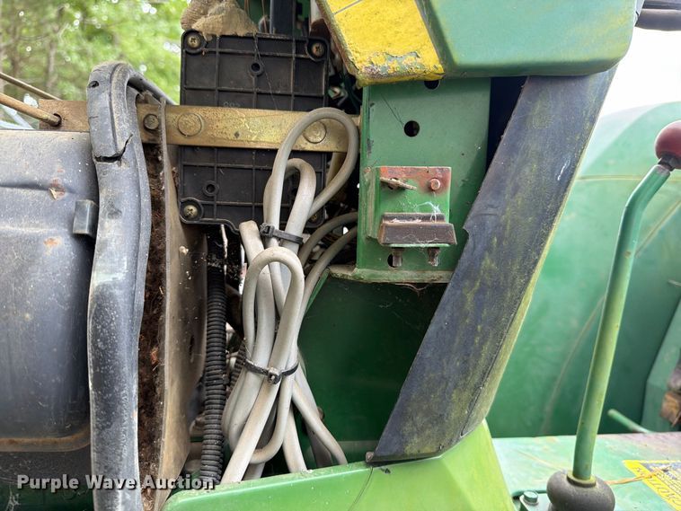 image for item DT2943 1990 John Deere 870 tractor