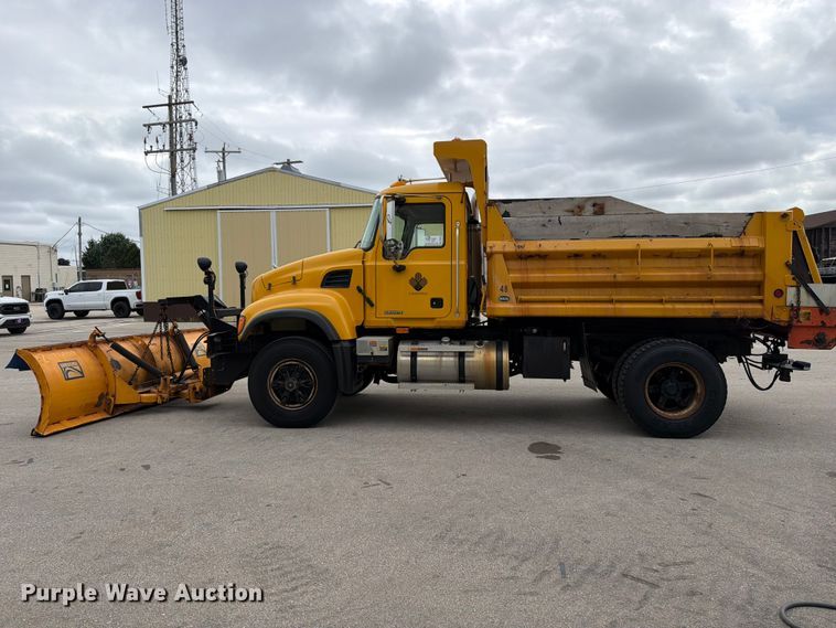 image for item DV2075 2006 Mack CV712 dump truck