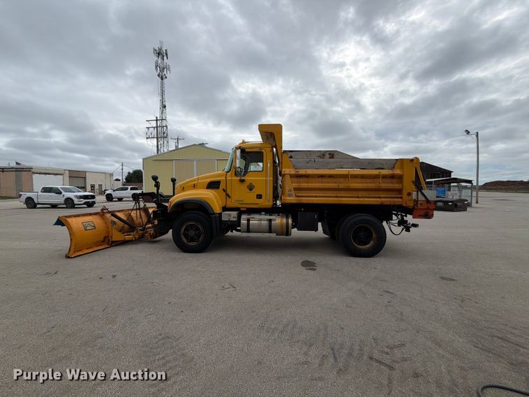 image for item DV2075 2006 Mack CV712 dump truck