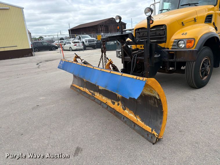 image for item DV2075 2006 Mack CV712 dump truck