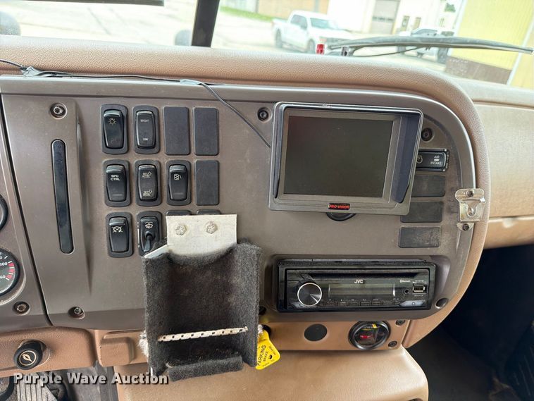 image for item DV2075 2006 Mack CV712 dump truck
