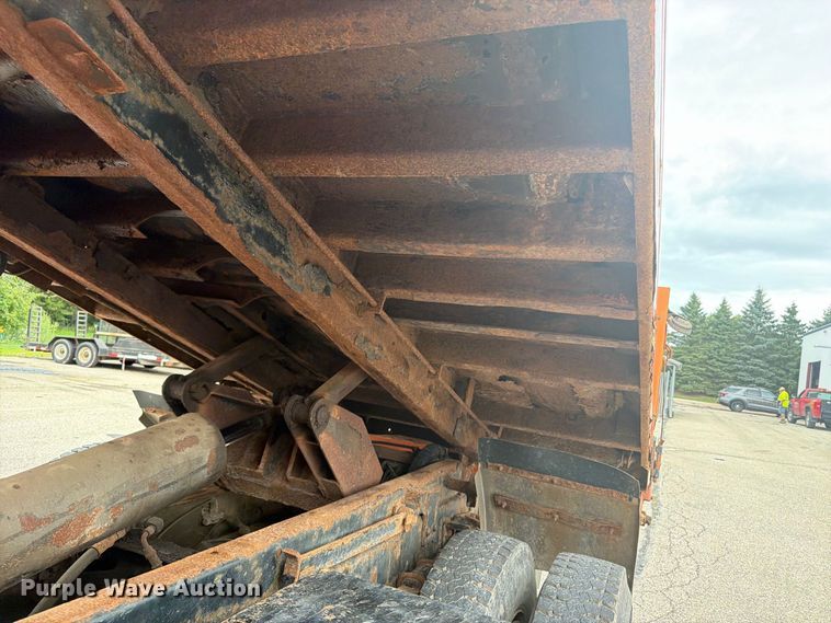 image for item DV2076 1998 International 2554 dump truck