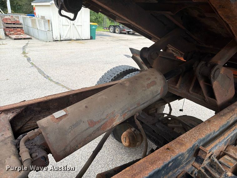 image for item DV2076 1998 International 2554 dump truck