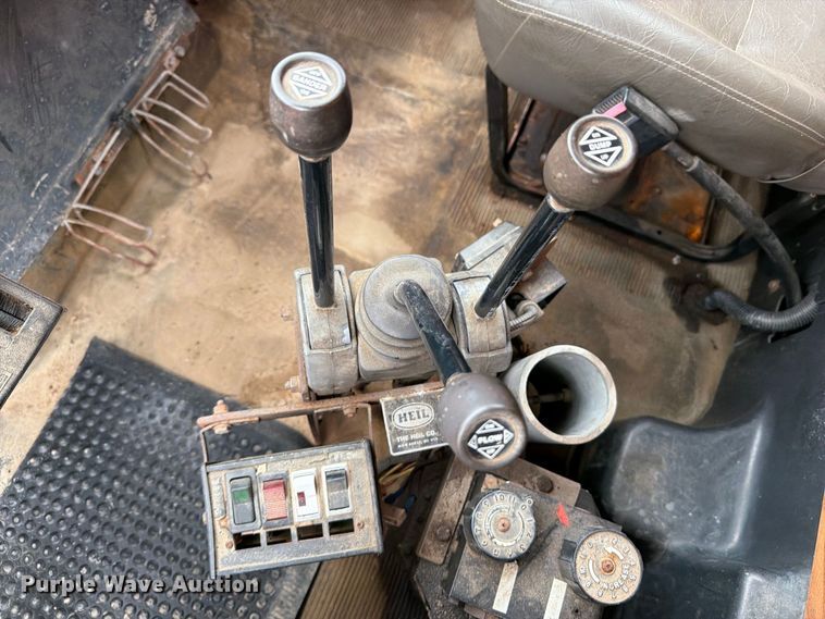 image for item DV2076 1998 International 2554 dump truck
