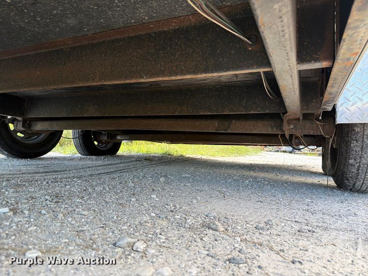 image for item DV7352 2002 Haulmark K714BT-WT enclosed cargo trailer