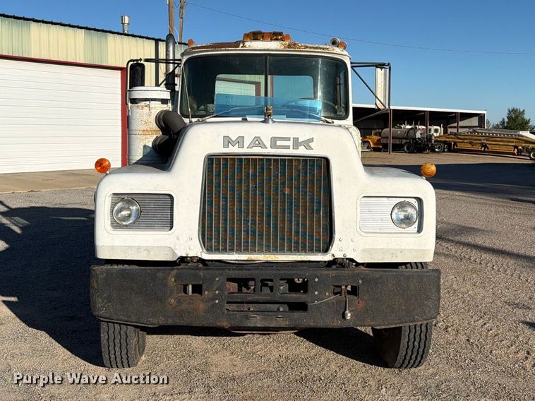 image for item DV8729 1979 Mack R600 semi truck