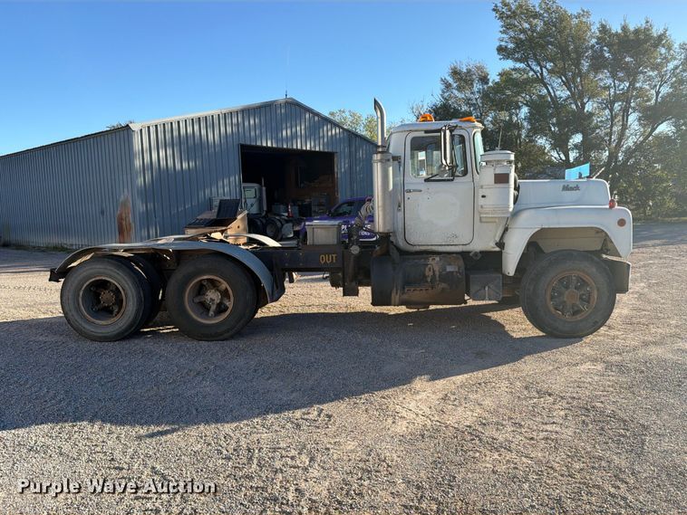 image for item DV8729 1979 Mack R600 semi truck