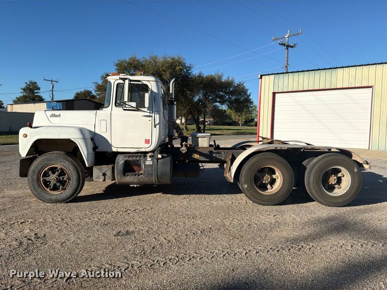 image for item DV8729 1979 Mack R600 semi truck