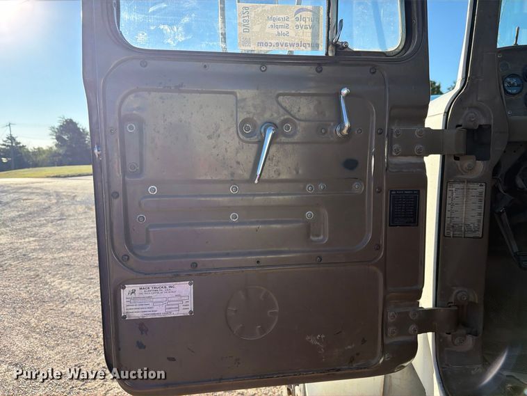 image for item DV8729 1979 Mack R600 semi truck