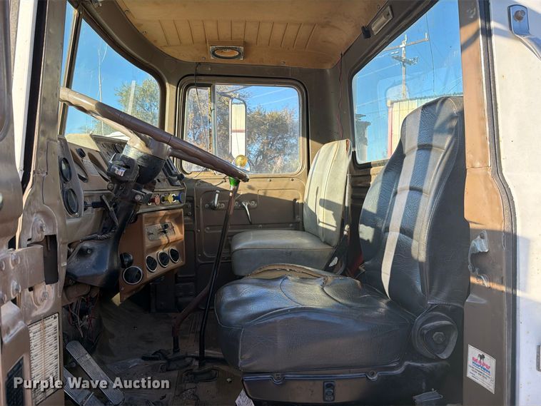 image for item DV8729 1979 Mack R600 semi truck