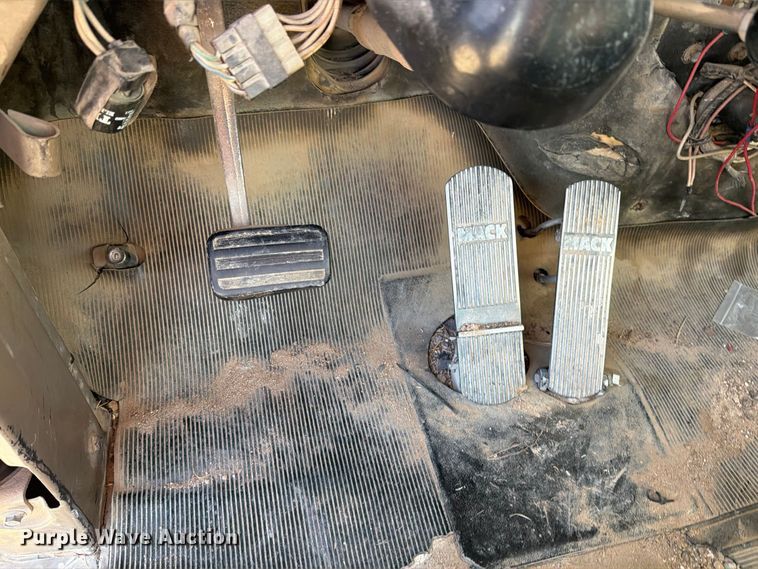 image for item DV8729 1979 Mack R600 semi truck