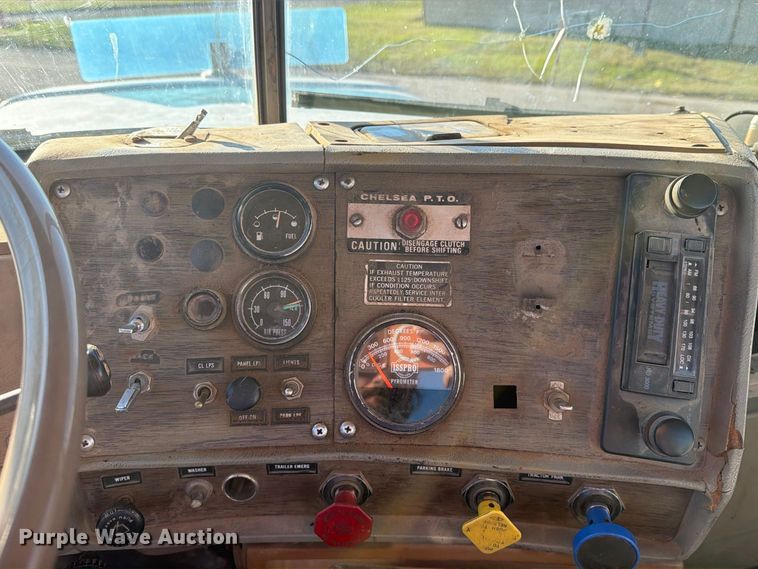 image for item DV8729 1979 Mack R600 semi truck