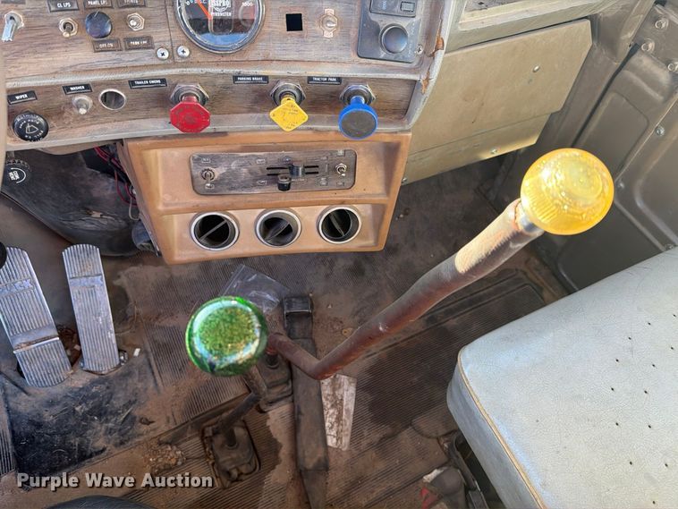 image for item DV8729 1979 Mack R600 semi truck