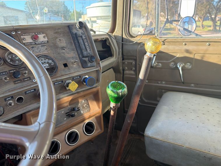 image for item DV8729 1979 Mack R600 semi truck