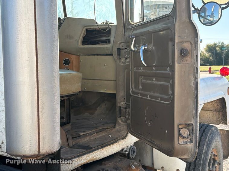 image for item DV8729 1979 Mack R600 semi truck