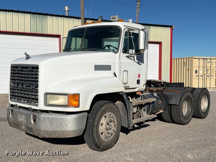 image for item DV8730 2000 Mack CH613 semi truck