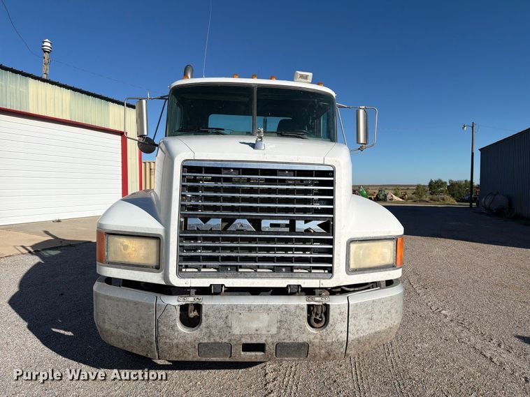 image for item DV8730 2000 Mack CH613 semi truck