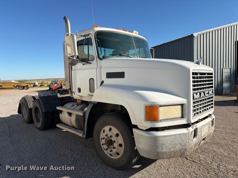 image for item DV8730 2000 Mack CH613 semi truck