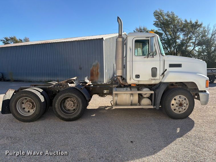 image for item DV8730 2000 Mack CH613 semi truck