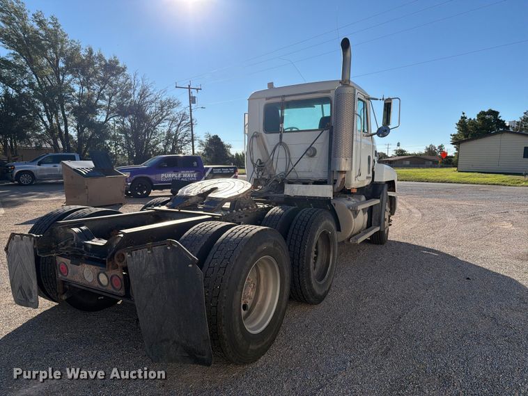 image for item DV8730 2000 Mack CH613 semi truck