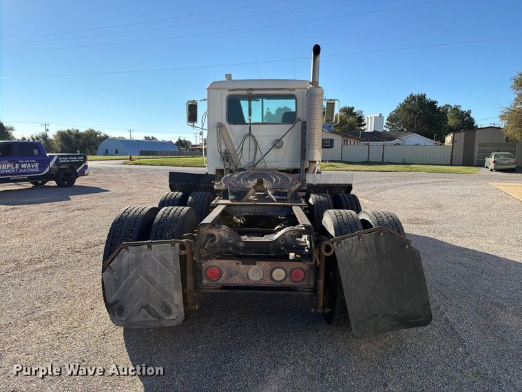 image for item DV8730 2000 Mack CH613 semi truck